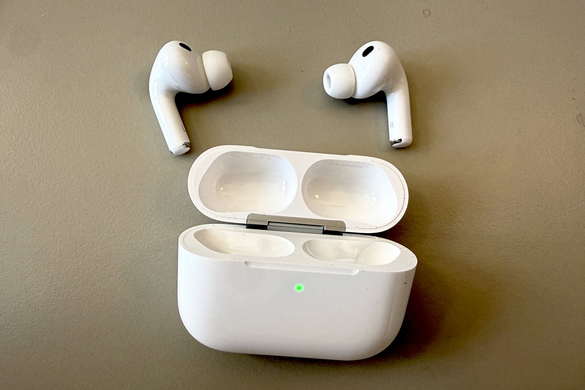 Apple: Έρχονται AirPods με κάμερες και AI βοηθό – Το «στοίχημα» στην επόμενη ημέρα των wearables