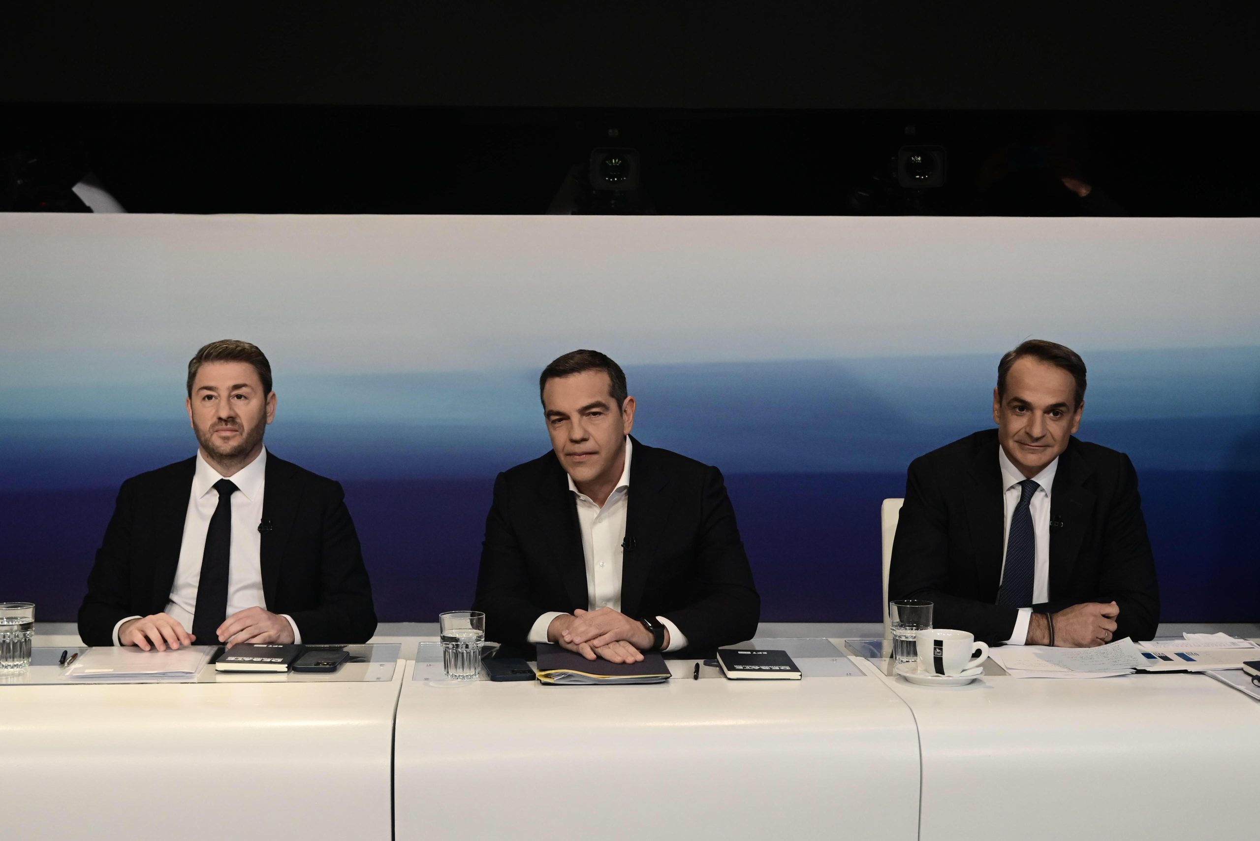 Δημοσκοπήσεις: Δεύτερος ο Τσίπρας, η Καρυστιανού απειλεί το ΠΑΣΟΚ – Ο νέος πολιτικός χάρτης