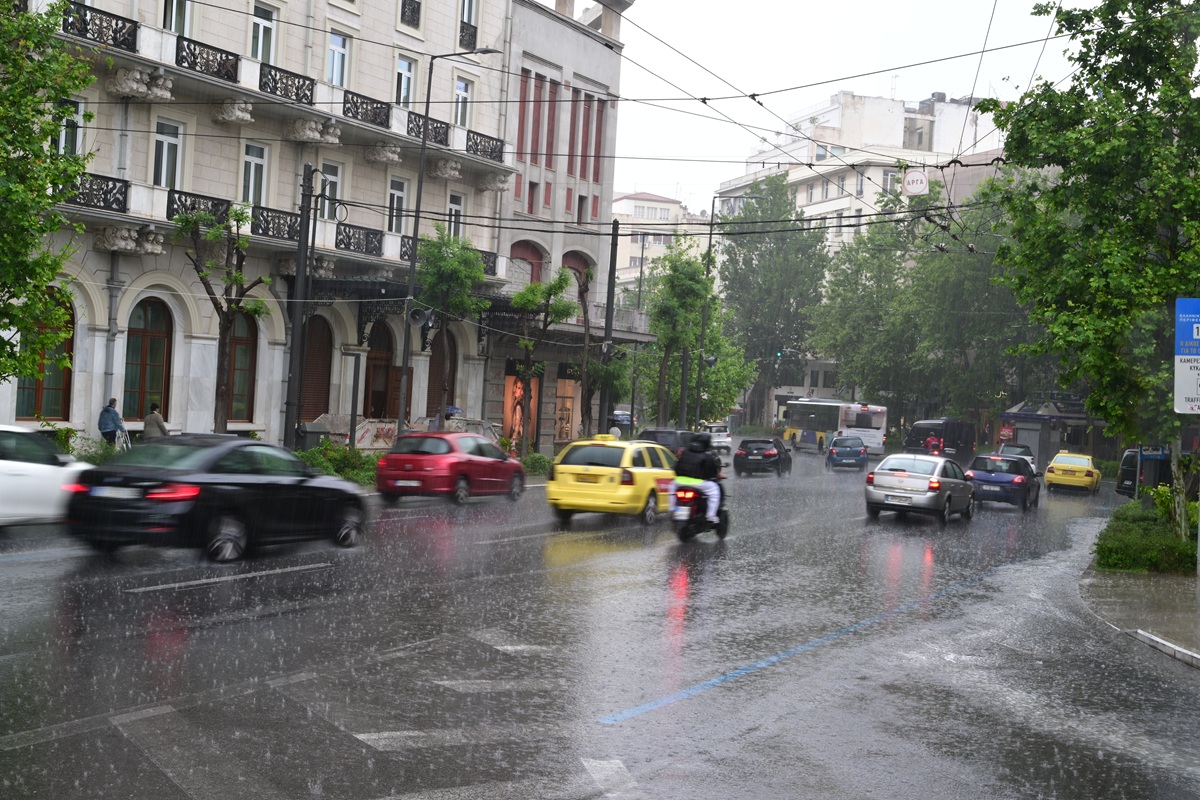 Κακοκαιρία εξπρές με κεραυνούς και χαλαζοπτώσεις – Πού θα χτυπήσει τις επόμενες ώρες