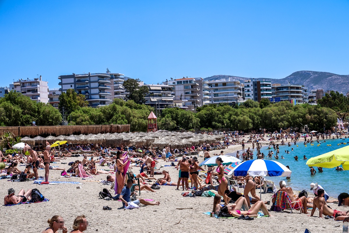 Θερμή «εισβολή» στην έναρξη του καλοκαιριού: Γέμισαν οι παραλίες με τον υδράργυρο στους 36°C
