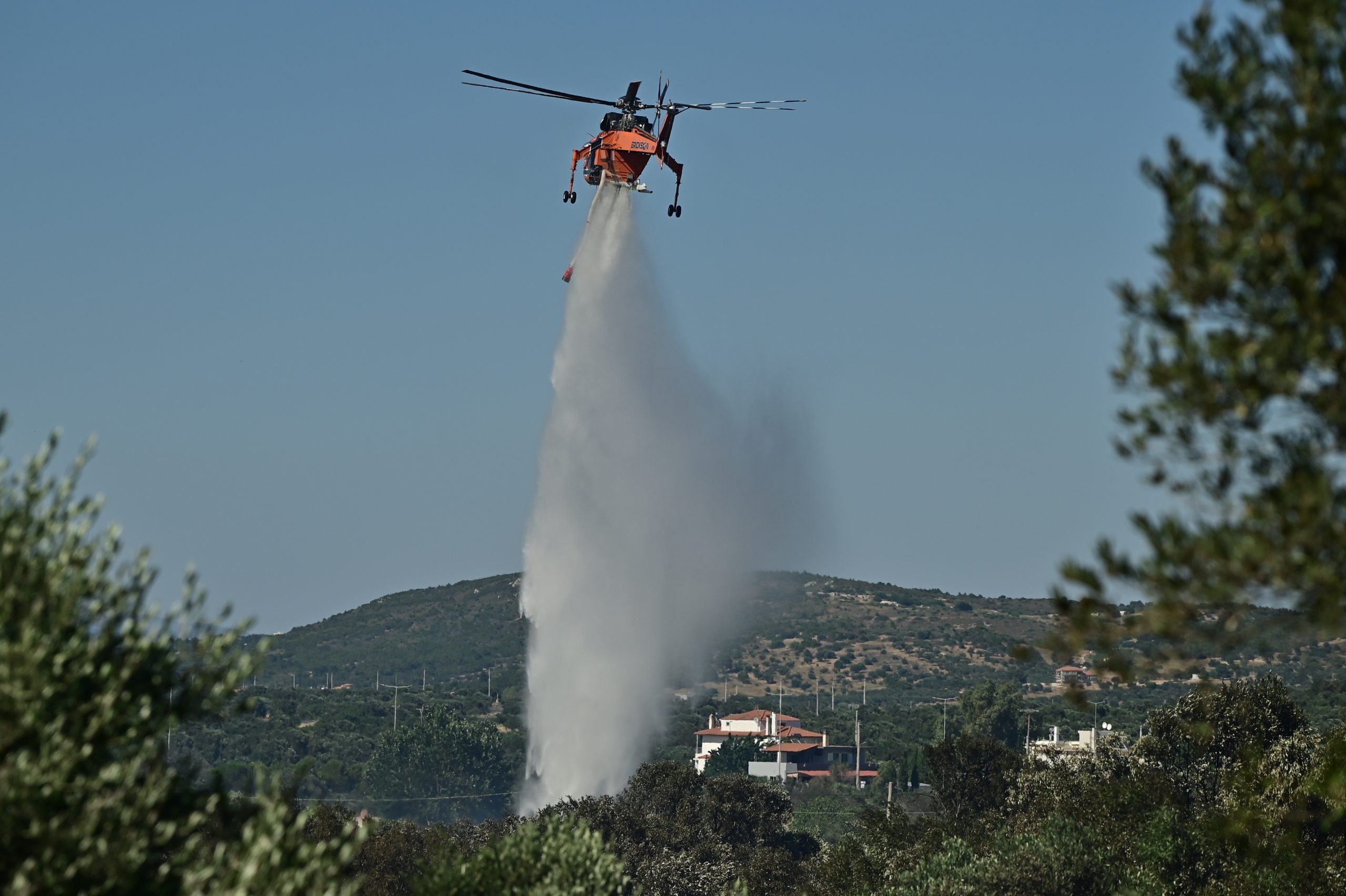 Μάχη με τις φλόγες σε Βοιωτία, Σπάτα και Θήβα – Σε επιφυλακή η Πυροσβεστική