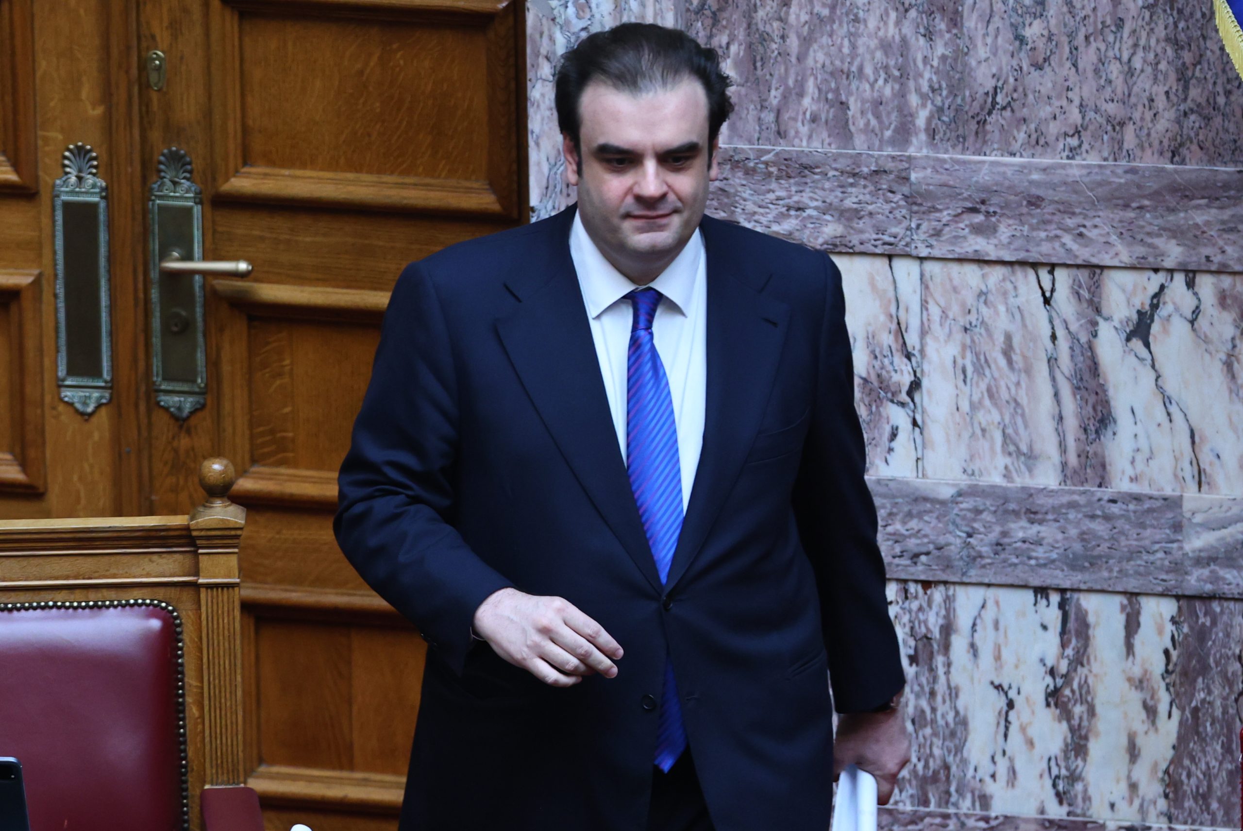 Κόκκινα δάνεια – Πιερρακάκης από τη Βουλή: Πάνω από 100.000 πολίτες θα δουν τη δόση τους να μειώνεται ραγδαία