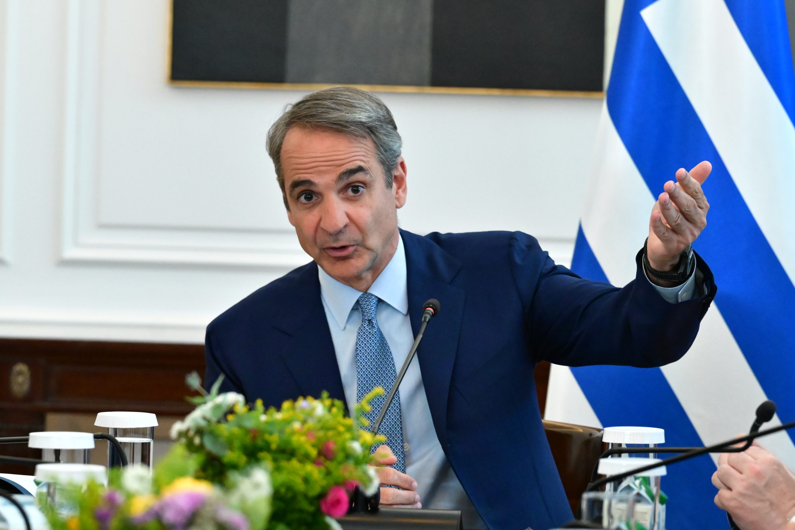 Μητσοτάκης στο υπουργικό: Πτώση στη βενζίνη «τις επόμενες μέρες» – Έλεγχοι σε αντλίες και ράφια