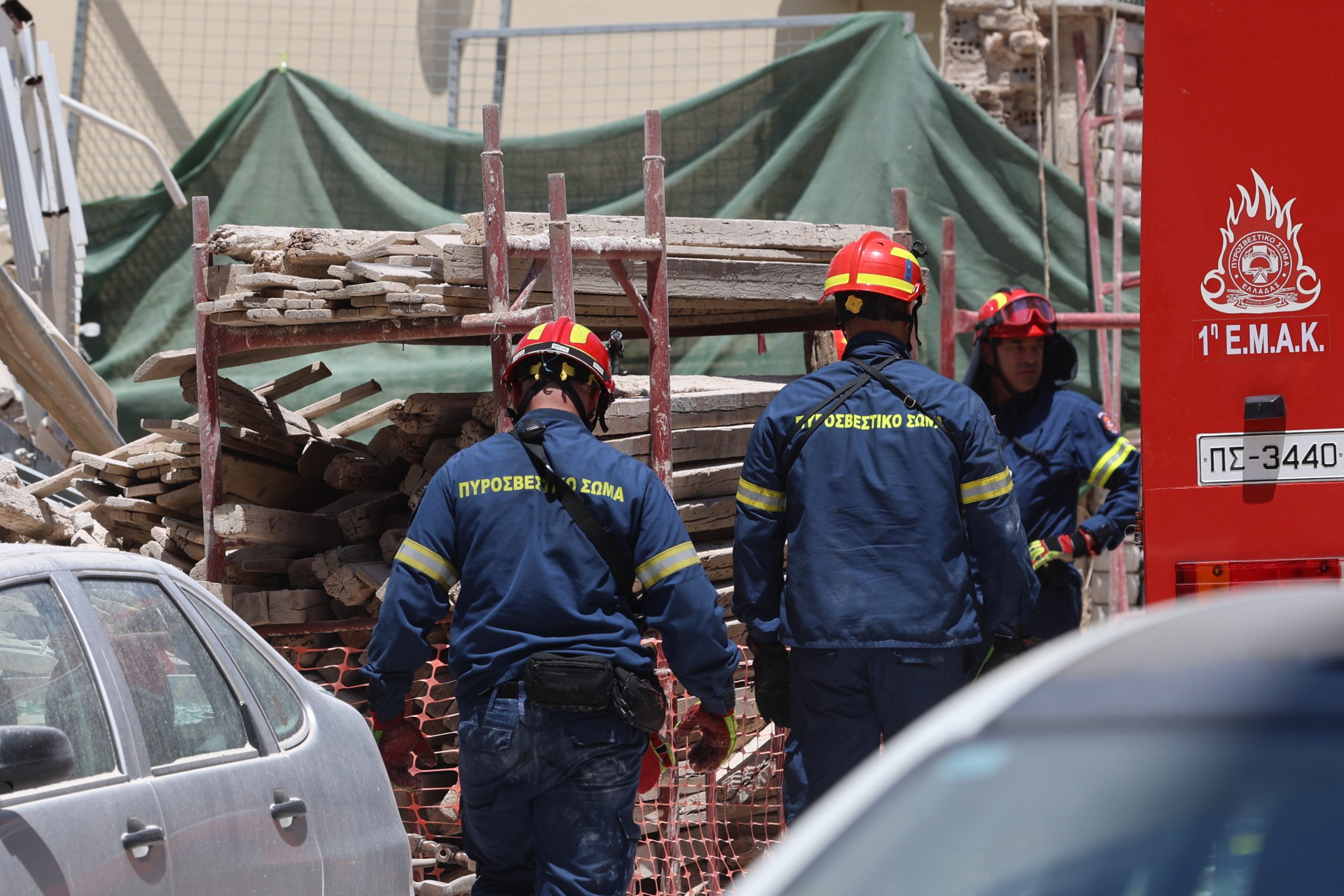 Κατάρρευση πολυκατοικίας στα Πετράλωνα – Συνεχίζονται οι έρευνες για τυχόν εγκλωβισμένους [upd]