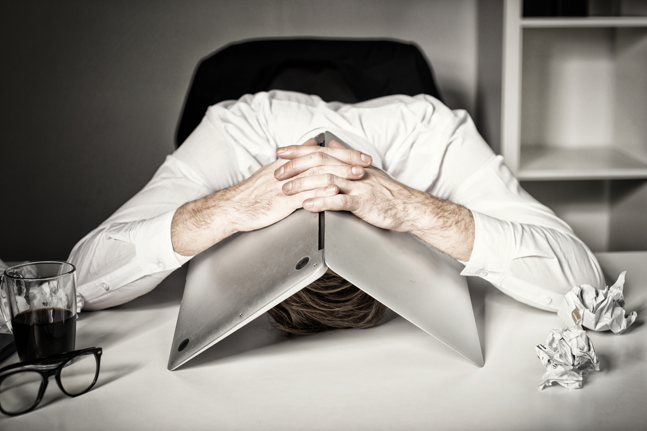 Burnout ή απλώς υπερβολική πίεση; Τα 5 σημάδια που δείχνουν τη διαφορά