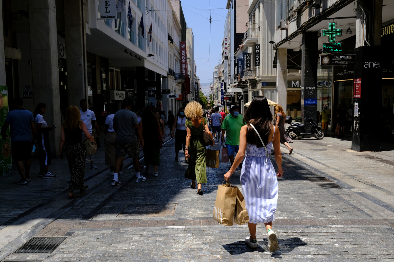 Eurobank: Η ακρίβεια φρενάρει την κατανάλωση, αλλά οι εξαγωγές κρατούν ρυθμό