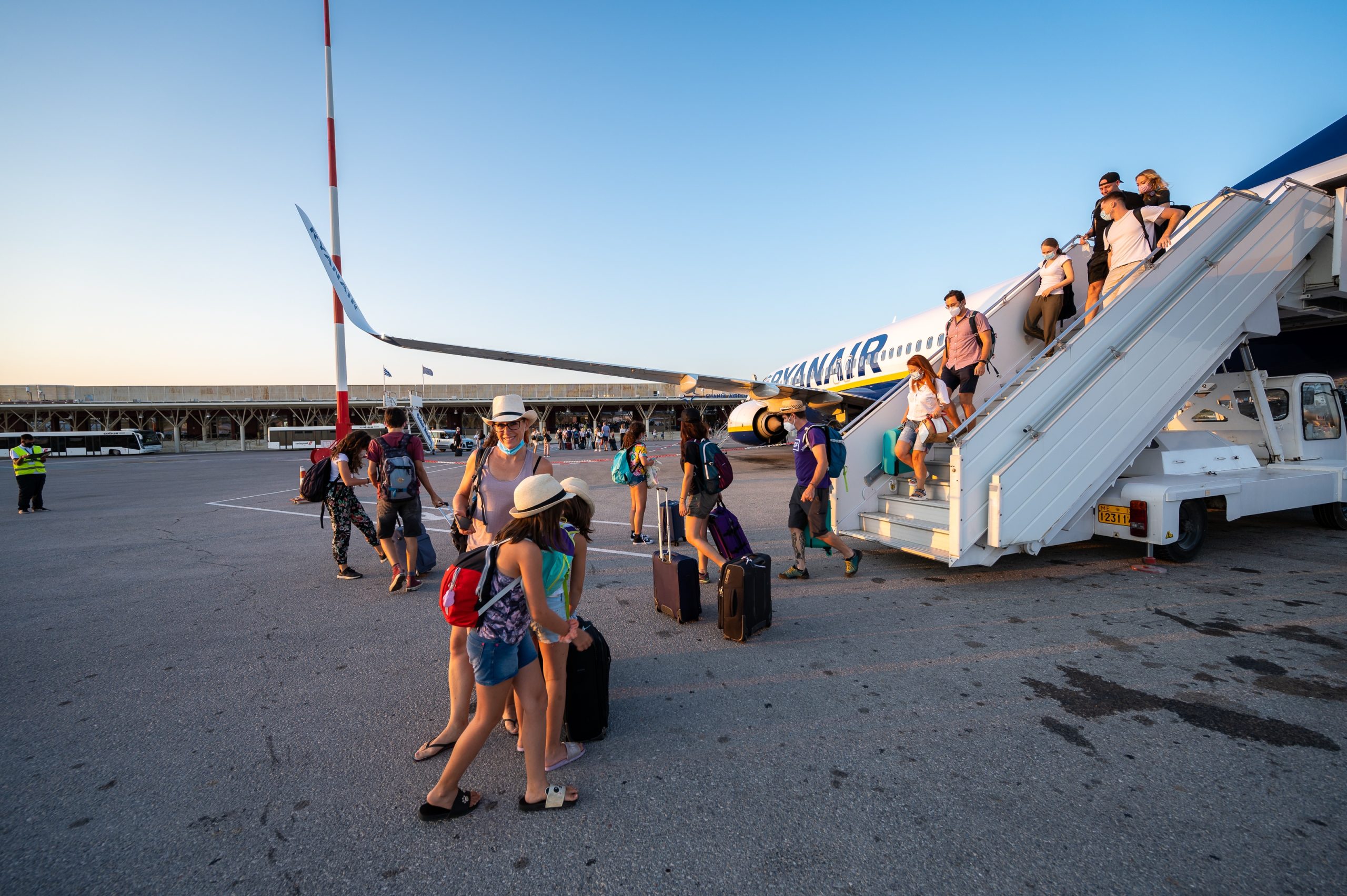 Ryanair: Υπό πίεση, καταργεί τη χρέωση για να κάθονται μαζί γονείς και παιδιά
