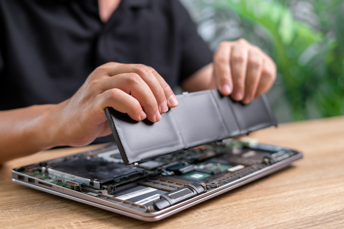 Από 650 παλιές μπαταρίες laptop σε «τράπεζα» ενέργειας: Το DIY σύστημα που τροφοδοτεί σπίτι με ηλιακή ενέργεια