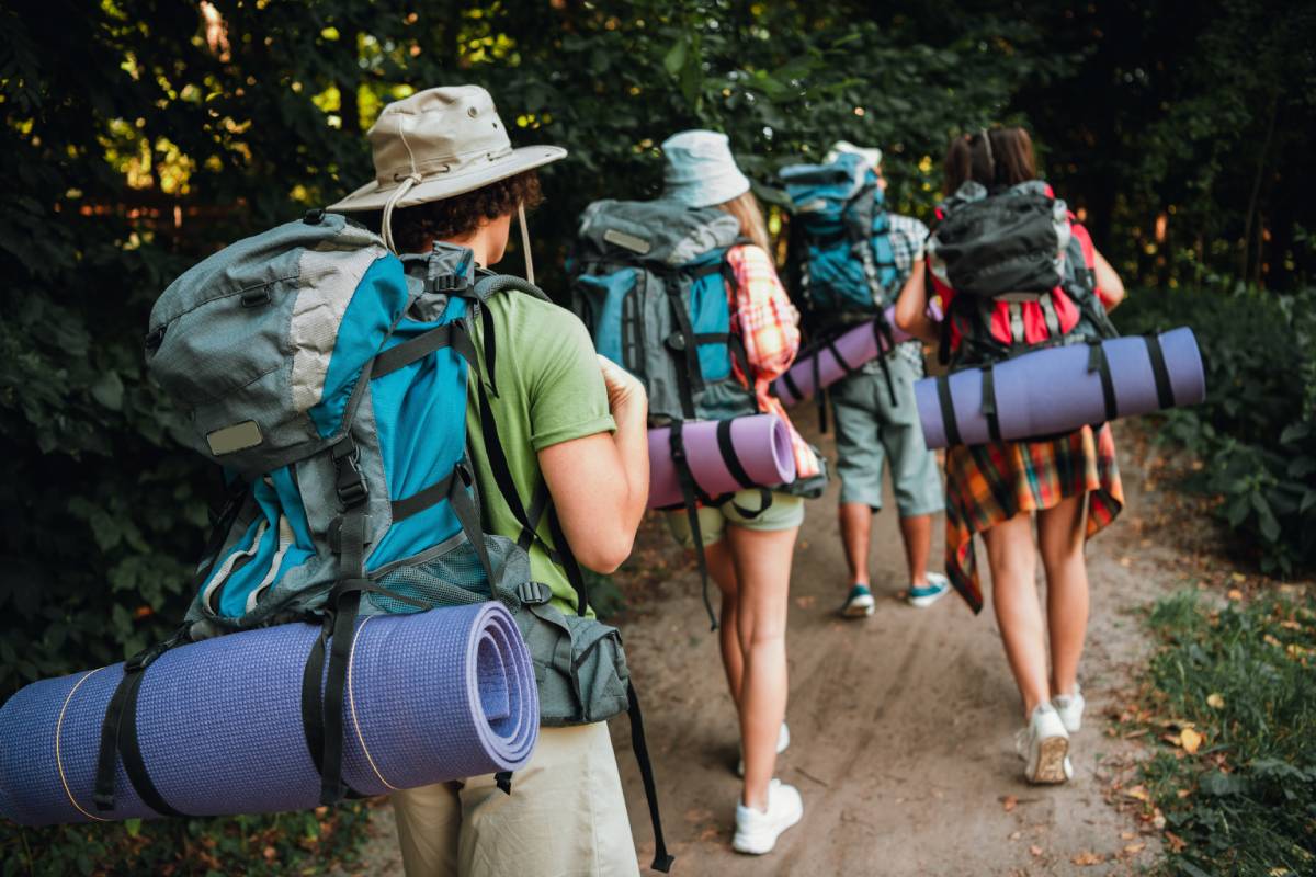 Γιατί οι ενήλικες επιστρέφουν στο summer camp: Η νέα τάση των retreats που προσφέρουν αποσύνδεση και επανασύνδεση