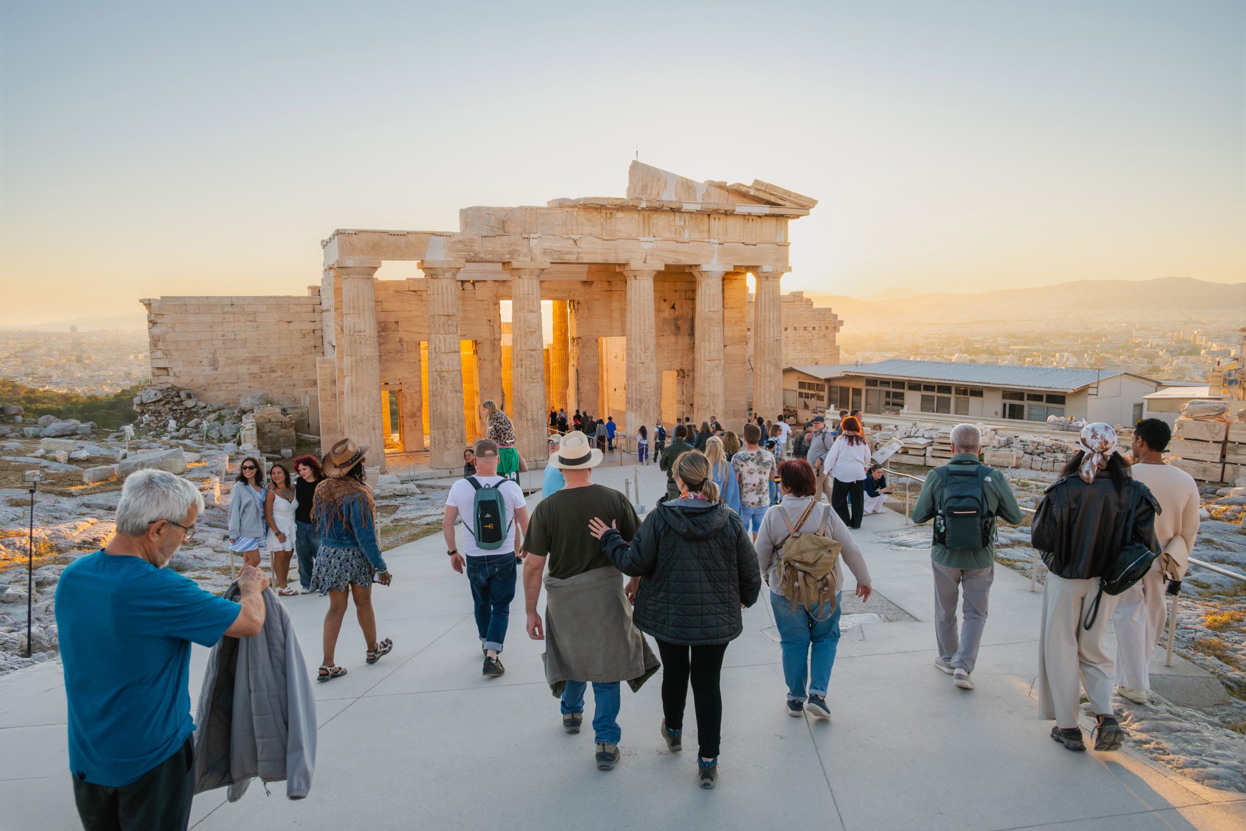 Τουρισμός: Ρεκόρ αφίξεων και εσόδων το 2026 παρά το «φρένο» του Απριλίου