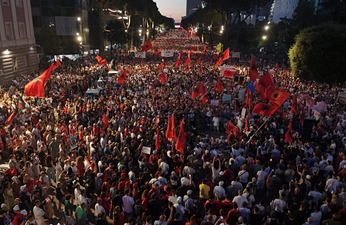 «Η Αλβανία δεν πωλείται»: Χιλιάδες στους δρόμους των Τιράνων κατά τουριστικού project που συνδέεται με την οικογένεια Τραμπ