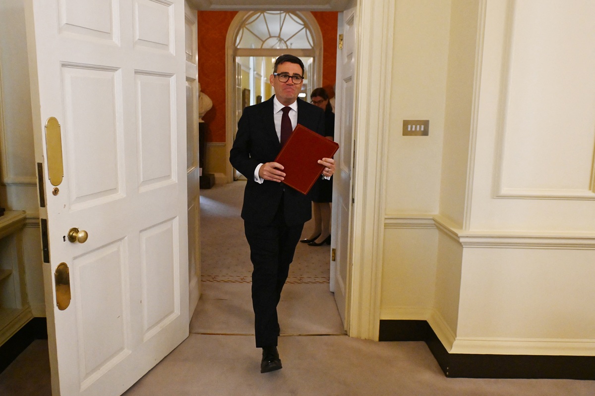 Βρετανία: Νέο μέτρο για πλαφόν στα εισιτήρια λεωφορείων ανακοίνωσε ο πρωθυπουργός Μπέρναμ