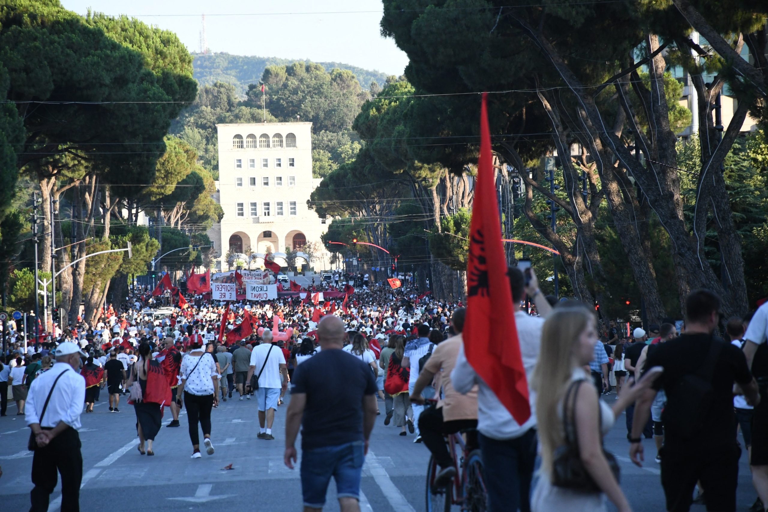 Αλβανία: Περιβαλλοντικές καταστροφές από το τουριστικό σχέδιο της οικογένειας Τραμπ