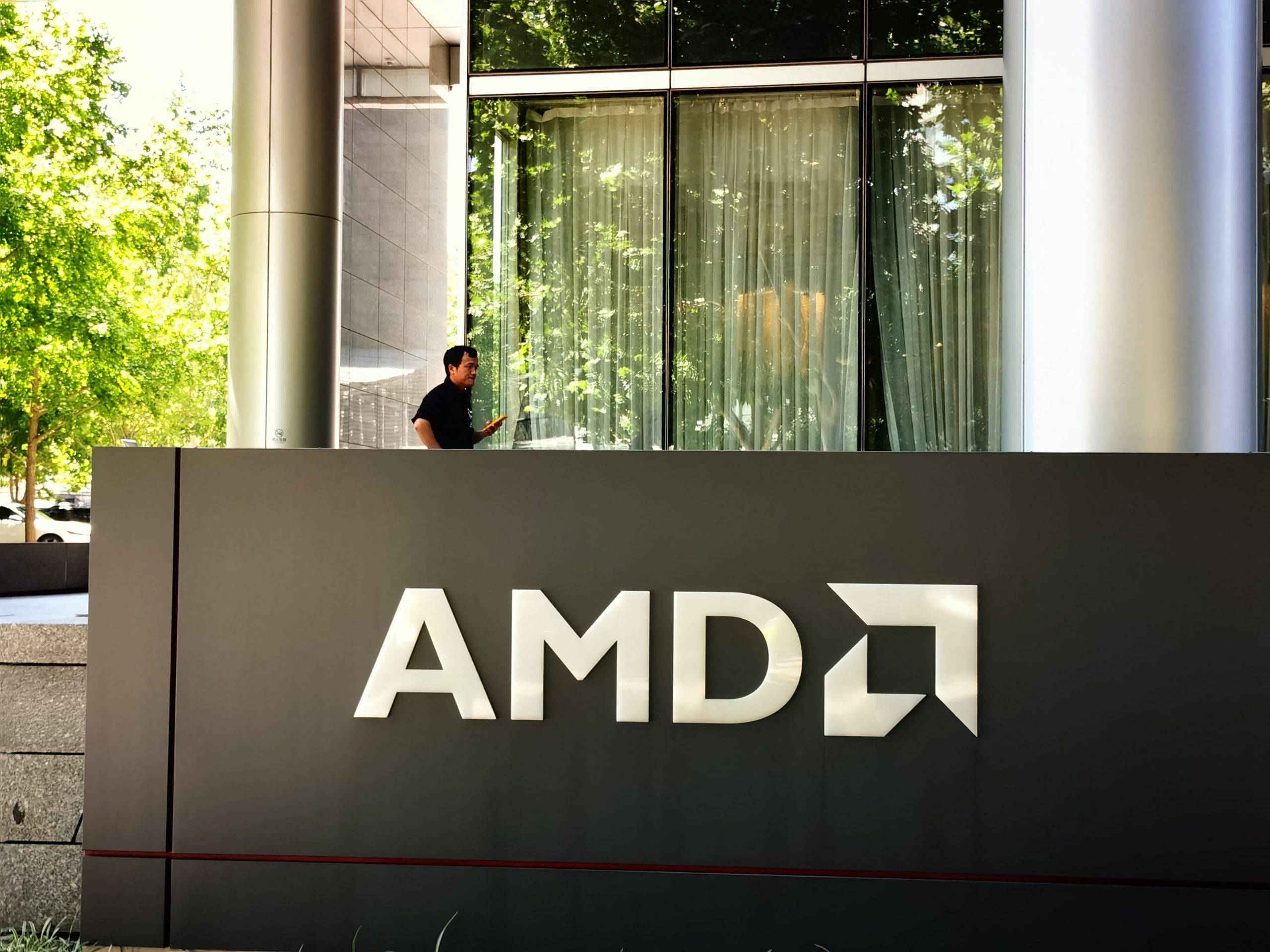 AMD: Επένδυση έως 5 δισ. δολάρια στην Anthropic – Συμφωνία-μαμούθ για AI chips