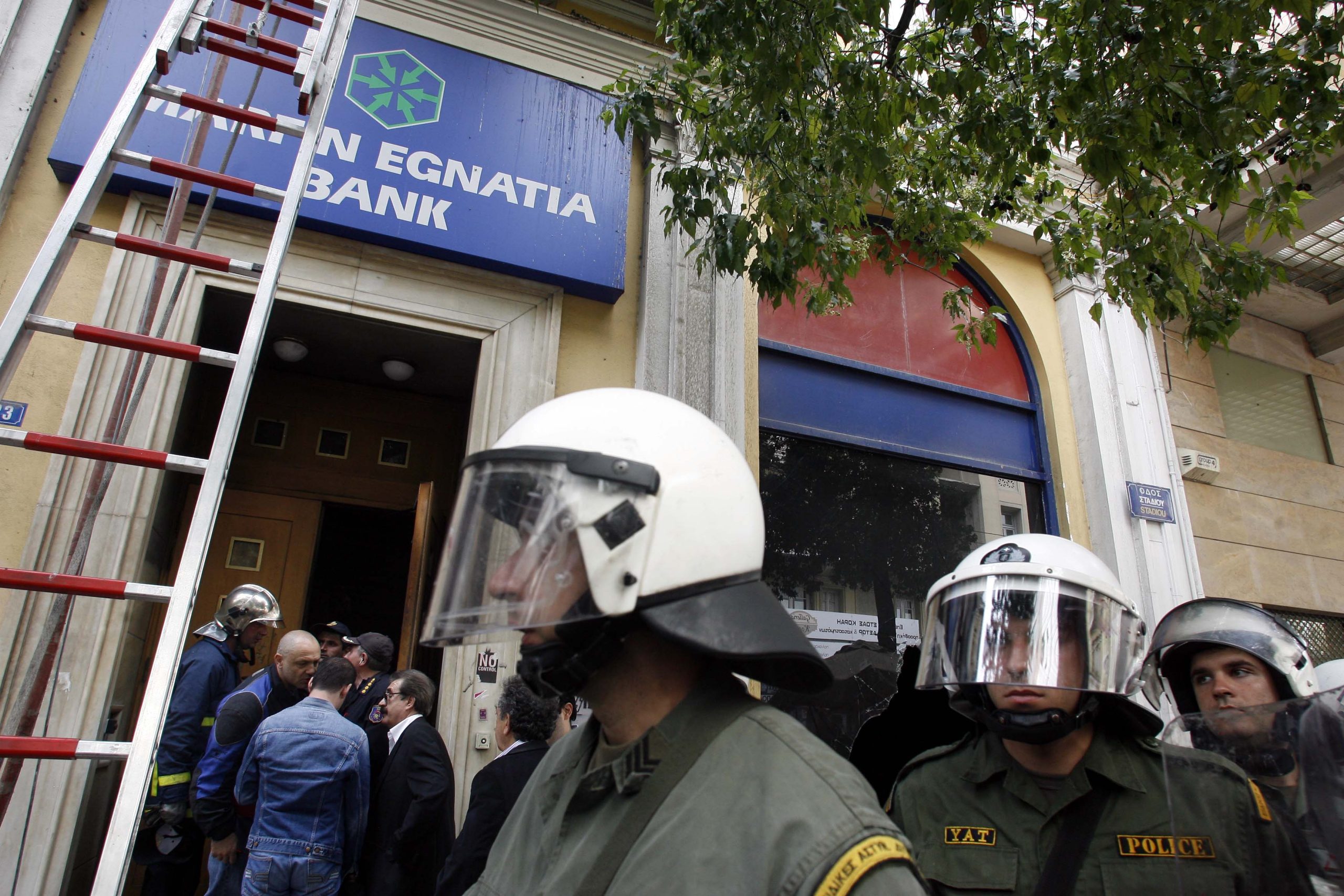 Δύο συλλήψεις για τον εμπρησμό στη Marfin το 2010 – Σε εξέλιξη η επιχείρηση