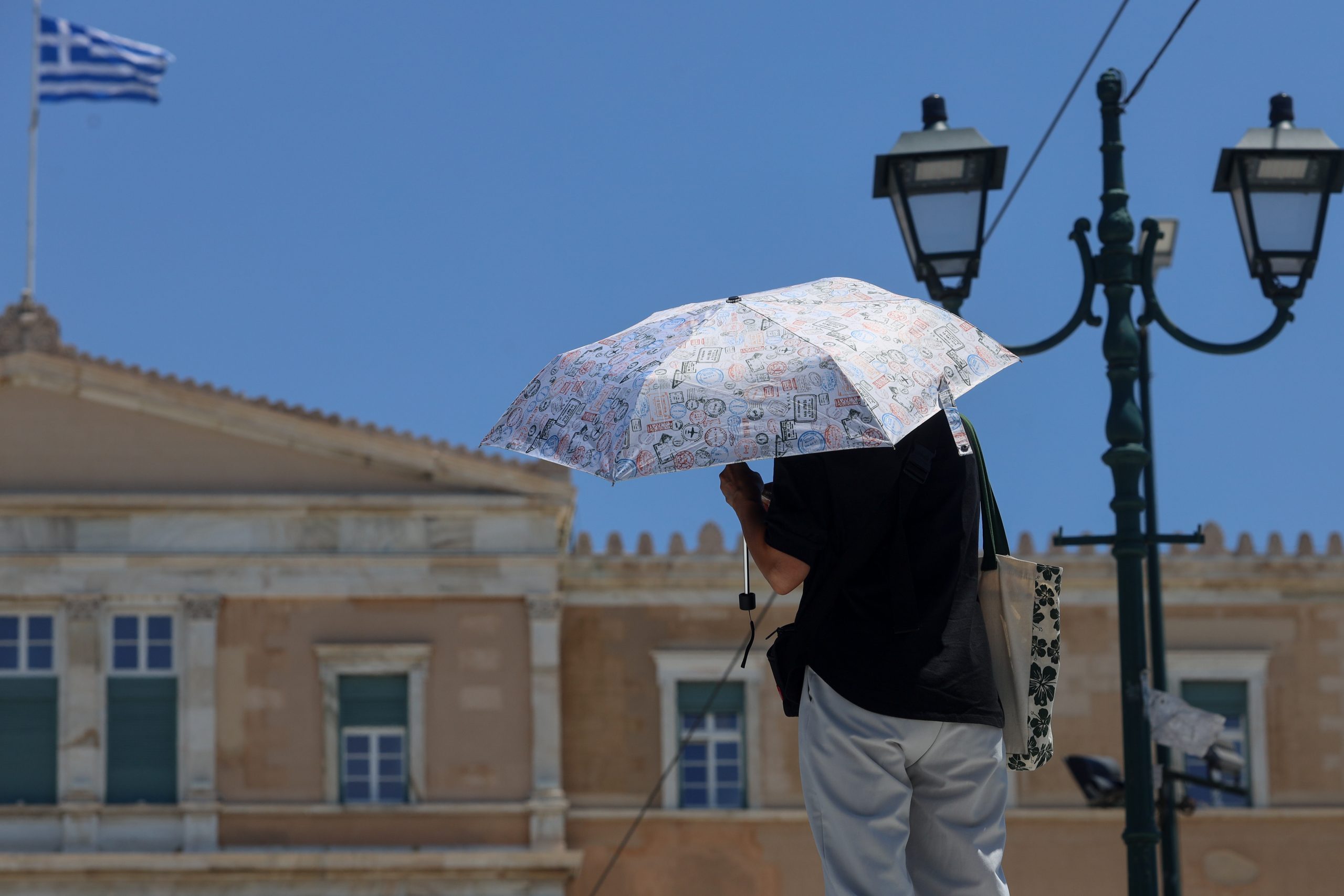 Κορυφώνεται σήμερα ο καύσωνας: Οι περιοχές που θα «ψηθούν» και πότε αλλάζει ο καιρός – Οδηγίες προστασίας