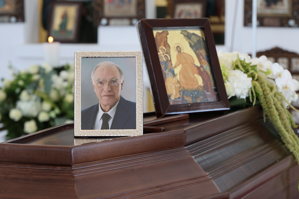 Τελευταίο αντίο στον Βασίλη Λεβέντη – Φίλοι, συγγενείς και συνεργάτες τον αποχαιρέτησαν στη Βούλα