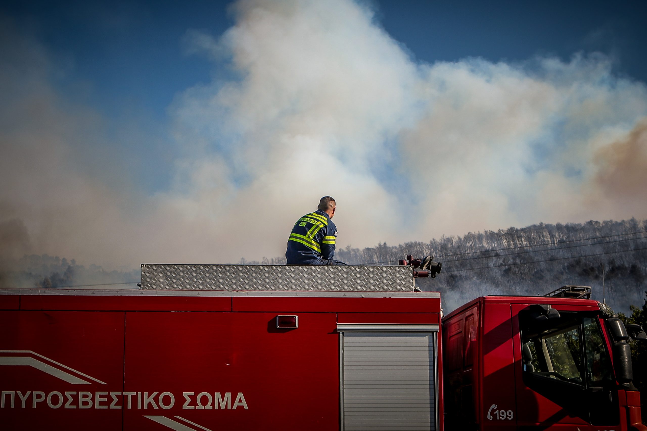 Σε εξέλιξη φωτιά σε επιχείρηση στον Ασπρόπυργο – Εστάλη μήνυμα 112