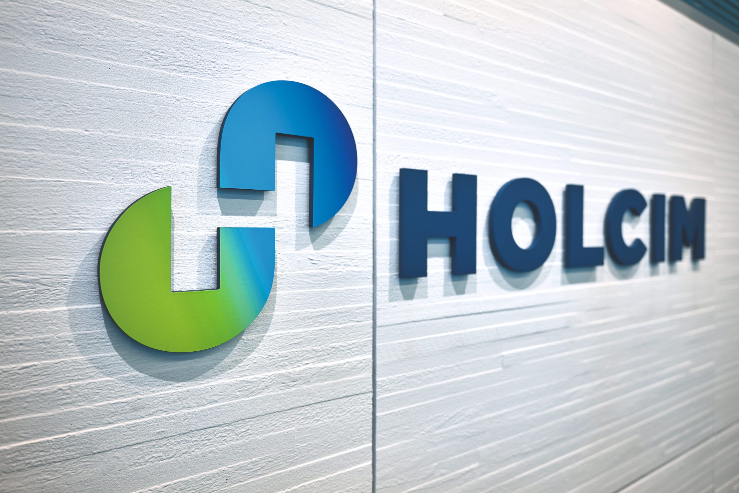 Holcim: Άνοδος πωλήσεων 5,2% στο α’ εξάμηνο – Αναβάθμισε τους στόχους για το 2026