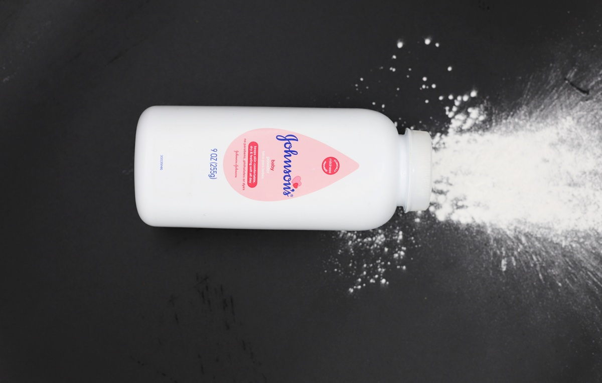 Johnson & Johnson: Συμφωνία 5,5 δισ. δολαρίων για τις αγωγές που συνδέουν το ταλκ με καρκίνο