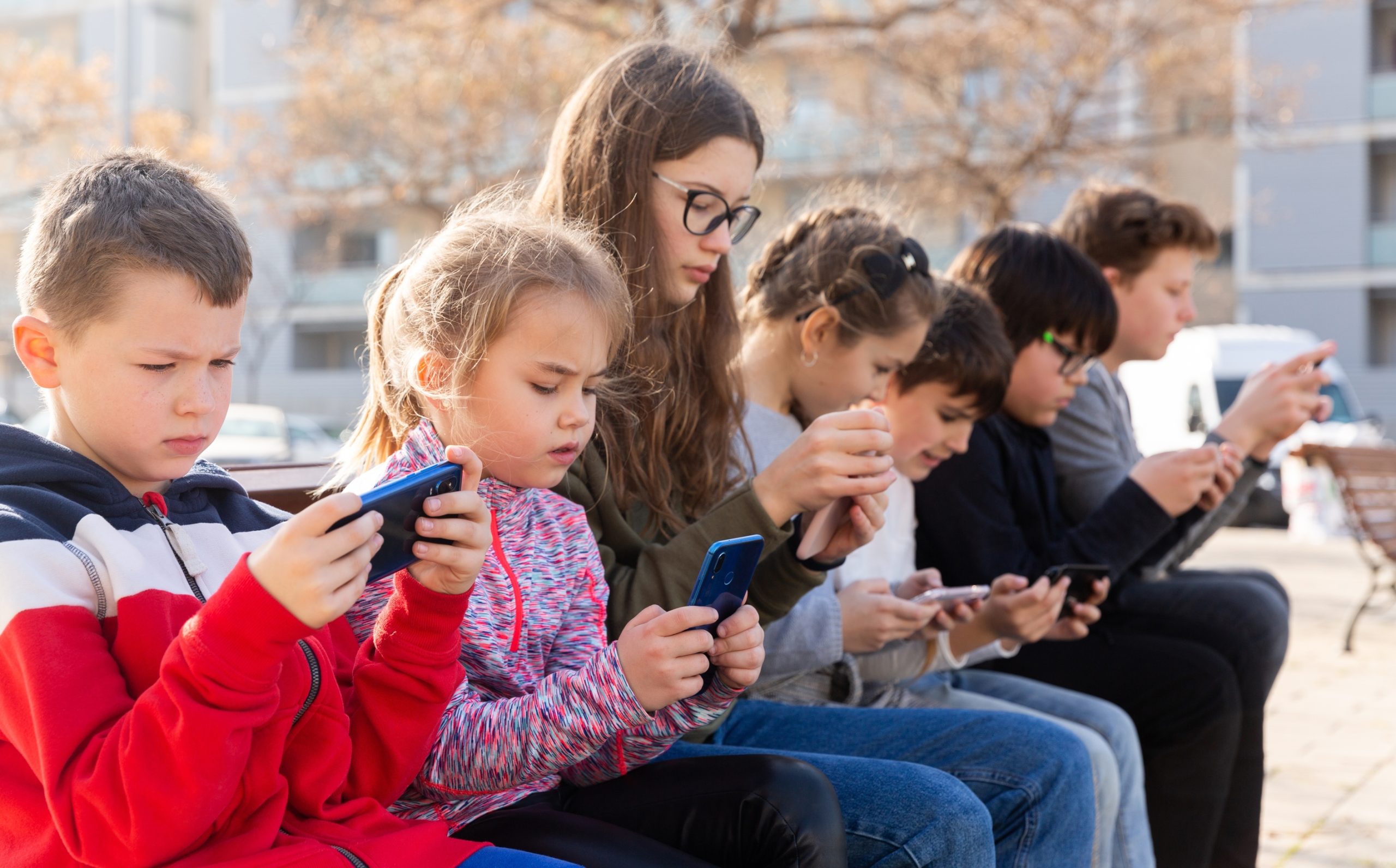 Γαλλία: Τέλος στα social media για παιδιά κάτω των 15 ετών από το 2027