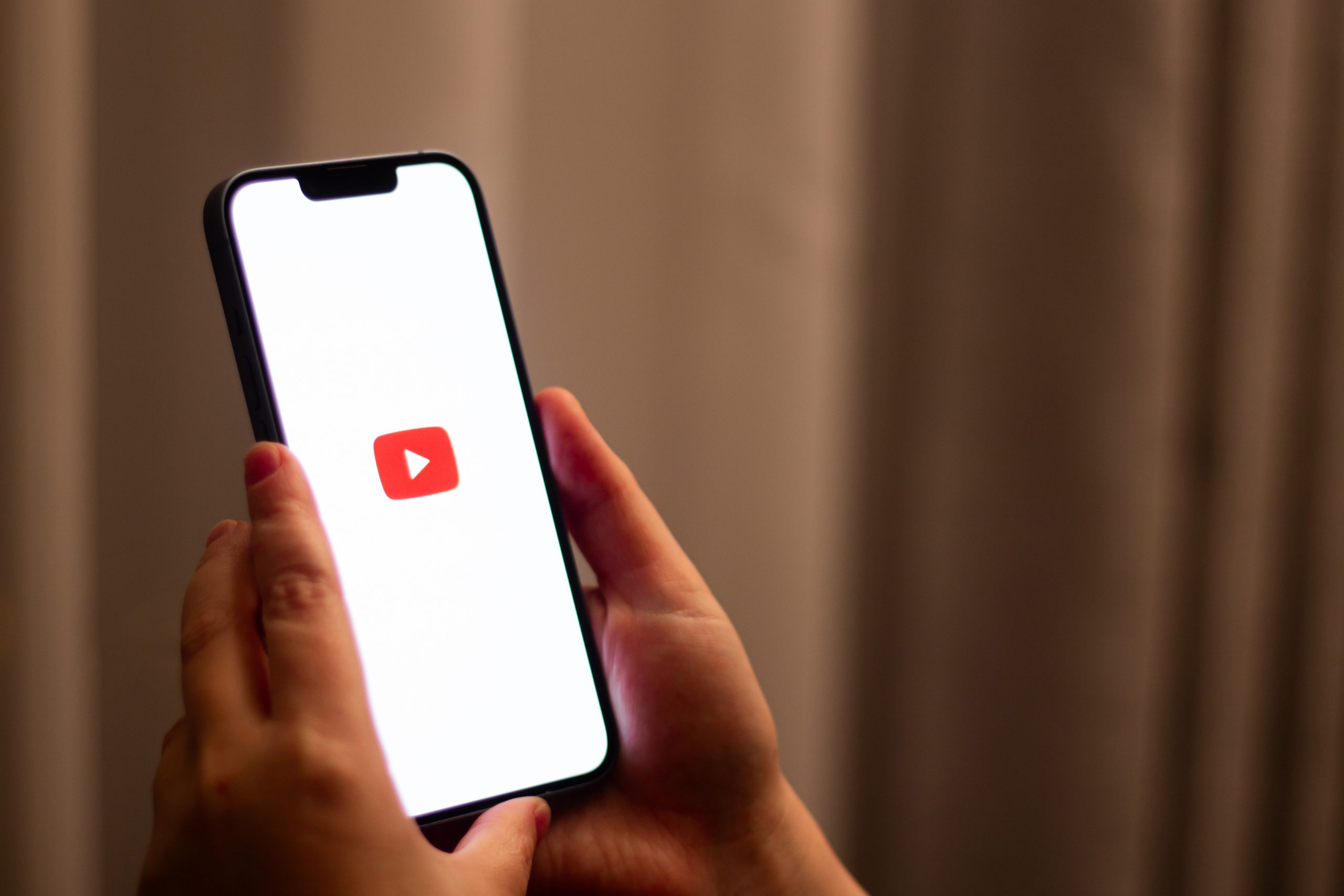 Έρευνα: Το YouTube συνεχίζει να προτείνει βίντεο διατροφικών διαταραχών σε εφήβους