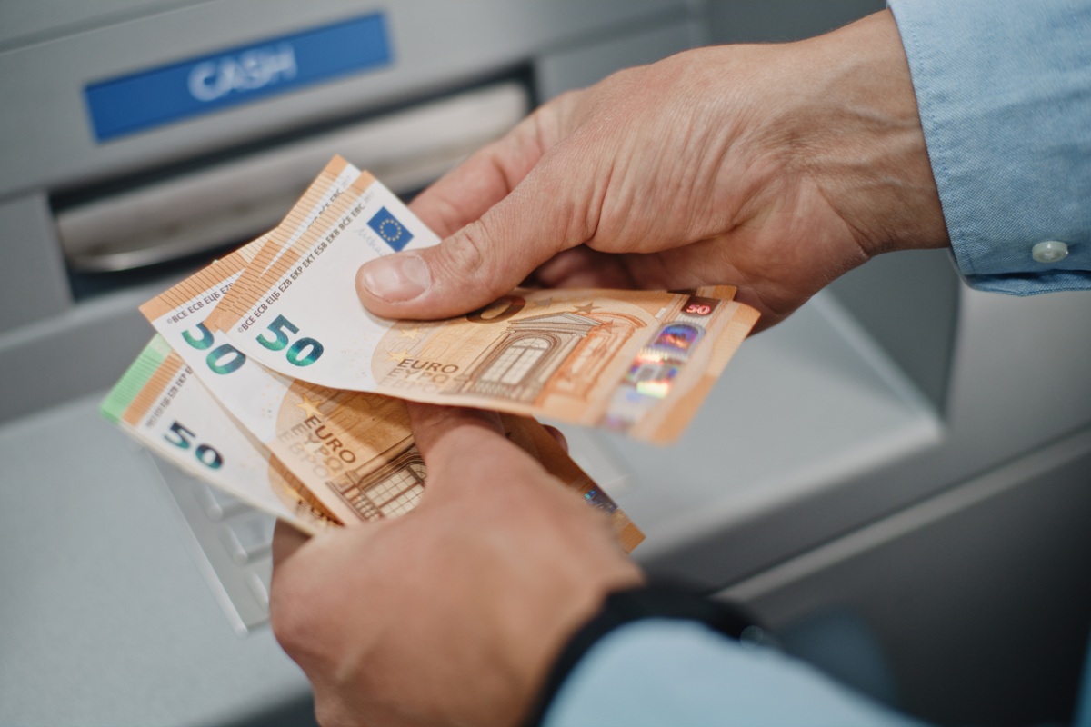 ΟΠΕΚΑ: Πληρώνονται τα επιδόματα Ιουλίου – Πάνω από 276 εκατ. ευρώ στους δικαιούχους
