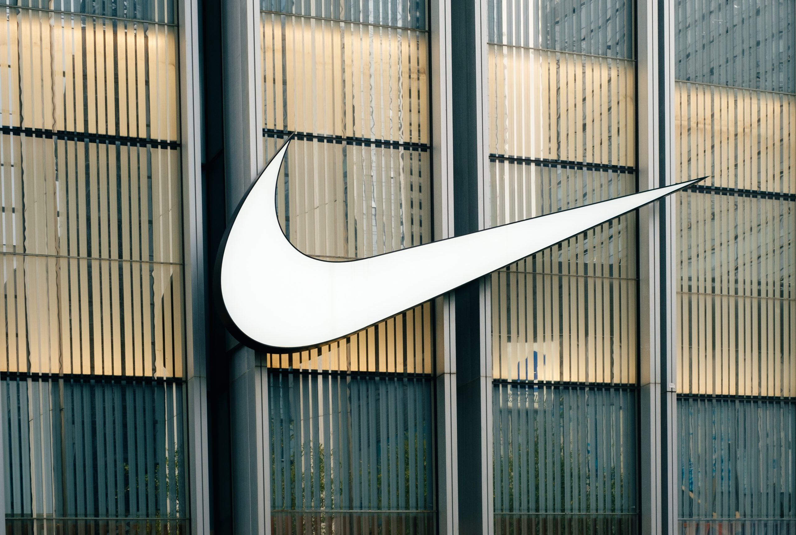 Η Nike κόβει χιλιάδες online συνεργάτες στην Κίνα