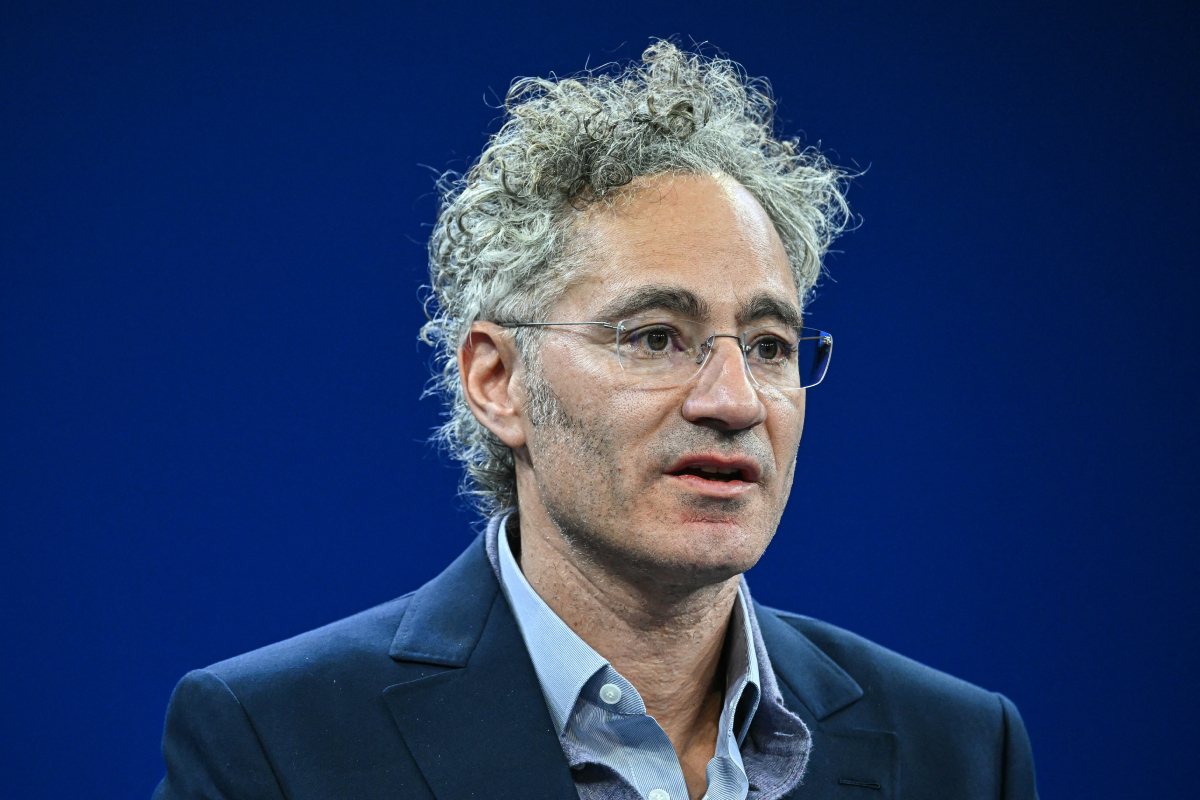 Palantir: Με έσοδα-ρεκόρ, ο Άλεξ Καρπ κατηγορεί τα AI labs ότι θέλουν να «αποικίσουν» τις επιχειρήσεις