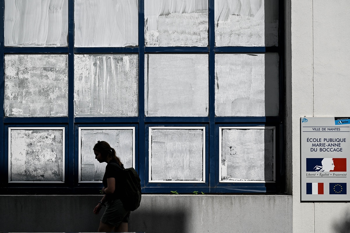 Γαλλία: Γιατί βάφουν τα παράθυρα με κιμωλία εν μέσω καύσωνα – Η επιστήμη πίσω από το φτηνό «κόλπο»