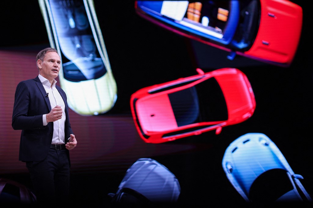 Volkswagen: Ο CEO απέναντι στους εργαζομένους για περικοπές έως 100.000 θέσεων