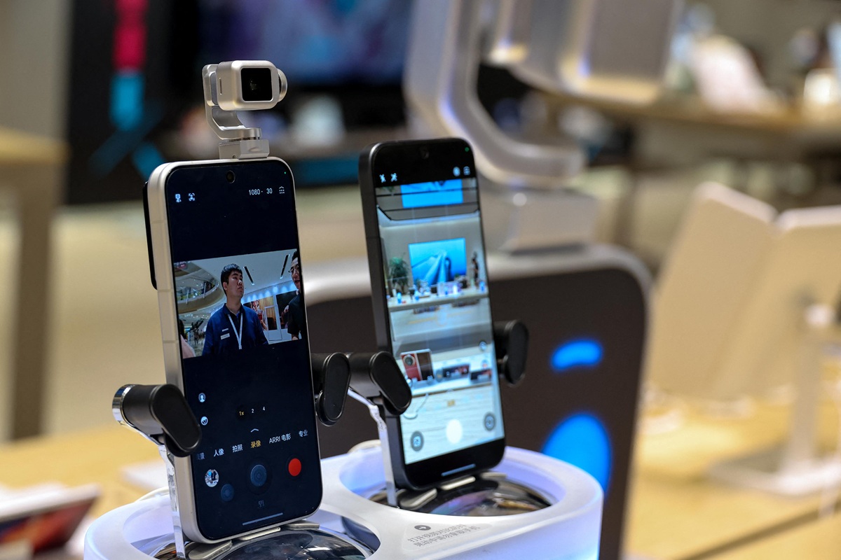 Ένα smartphone διαφορετικό από όλα τα άλλα – Το Android κινητό με ρομποτικό βραχίονα