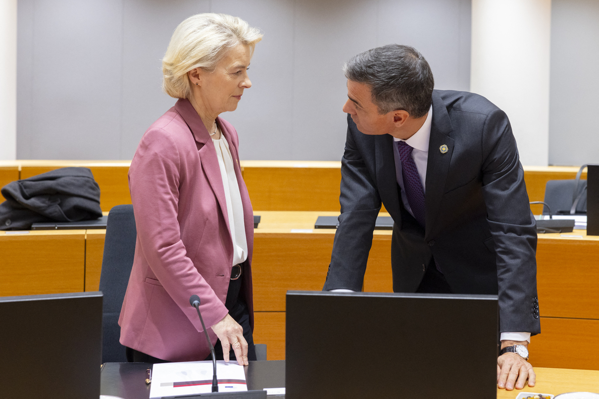 Φον ντερ Λάιεν προς Σάντσεθ: «Χρειάζεται κοινή ευρωπαϊκή απάντηση για την προστασία των συνόρων»