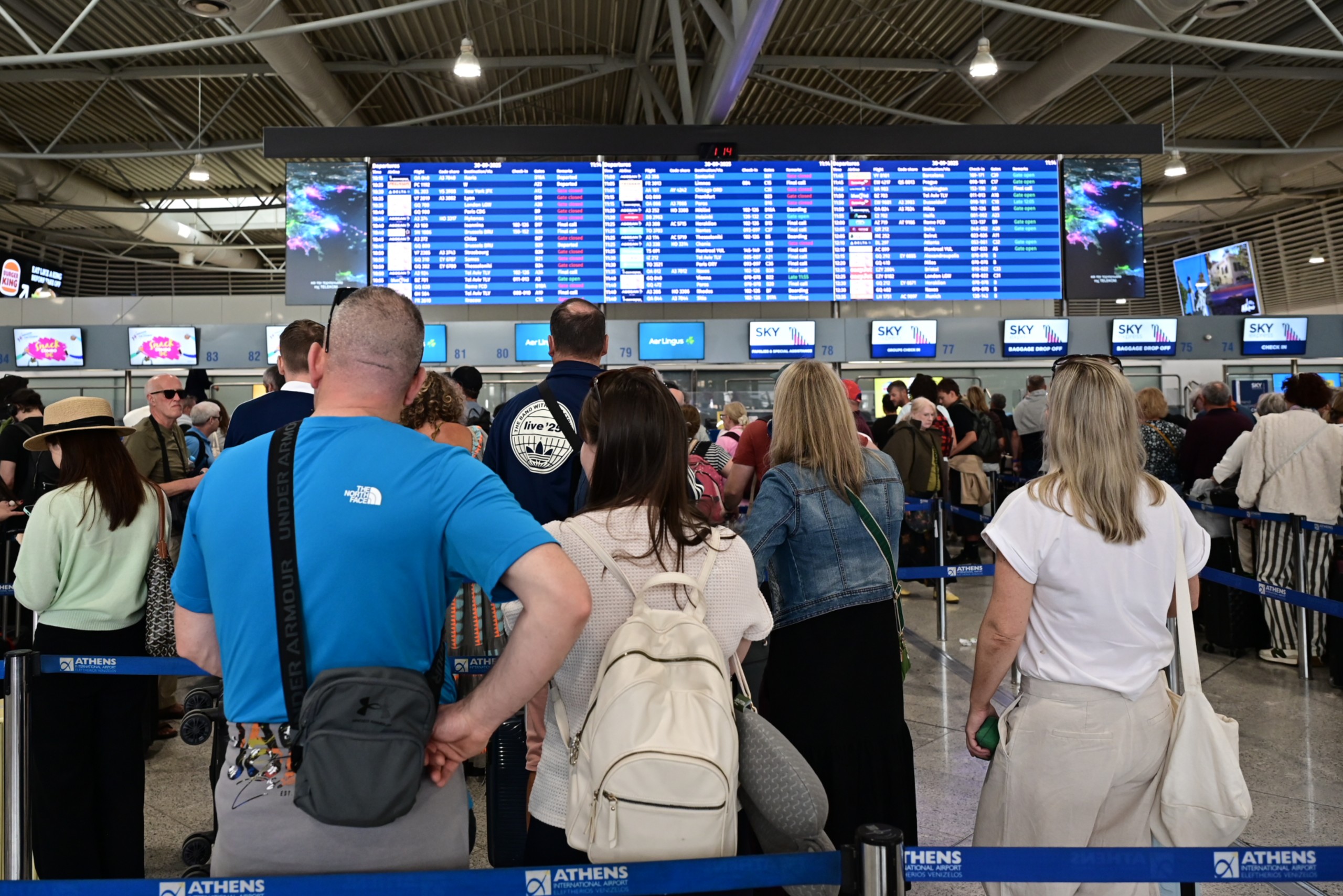 Ουρές και καθυστερήσεις στα ευρωπαϊκά αεροδρόμια – Τι συμβαίνει στην Αθήνα με το νέο σύστημα ελέγχου της ΕΕ