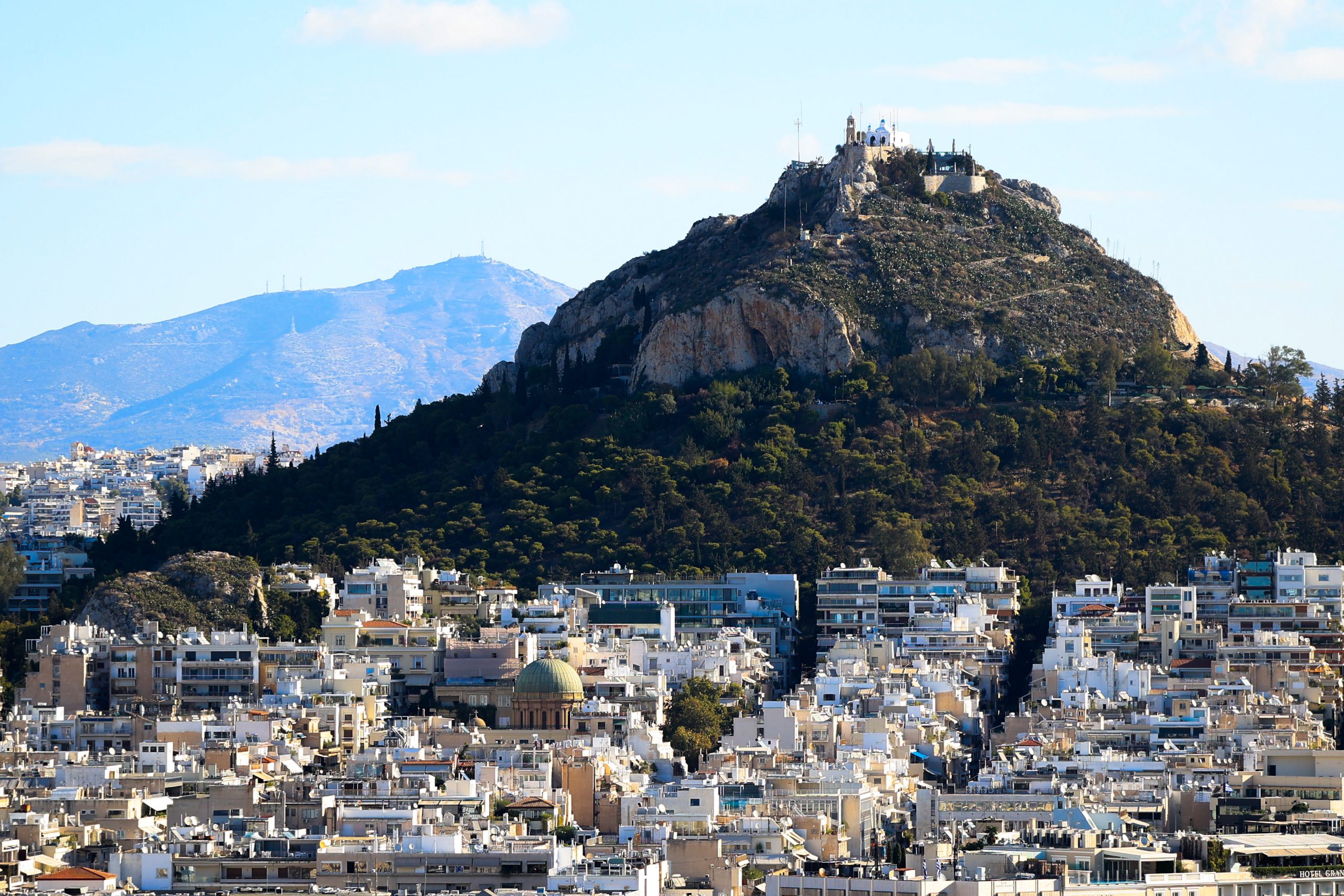 Ακραίος κίνδυνος πυρκαγιάς: Drones με θερμικές κάμερες σαρώνουν την Αττική – Έκλεισαν ο Λυκαβηττός και λόφοι της Αθήνας
