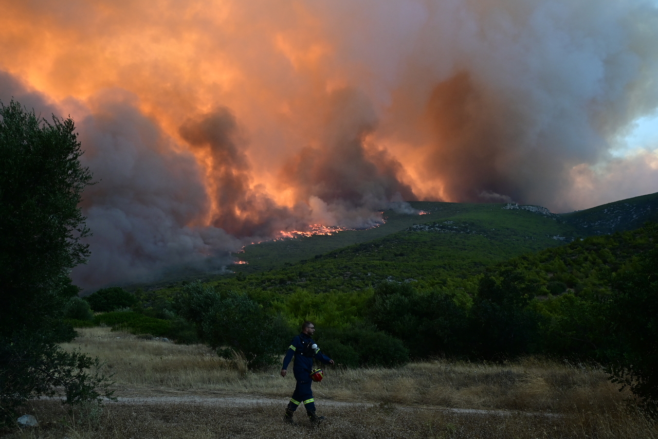 Σε 3 μέτωπα η φωτιά στο Πόρτο Γερμενό – Οι άνεμοι δυσχεραίνουν την κατάσβεση