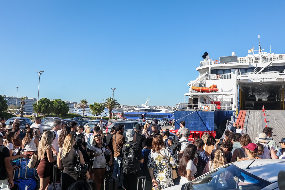 Κορυφώνεται η έξοδος των αδειούχων – Πάνω από 61.800 επιβάτες έφυγαν για τα νησιά σε μία ημέρα