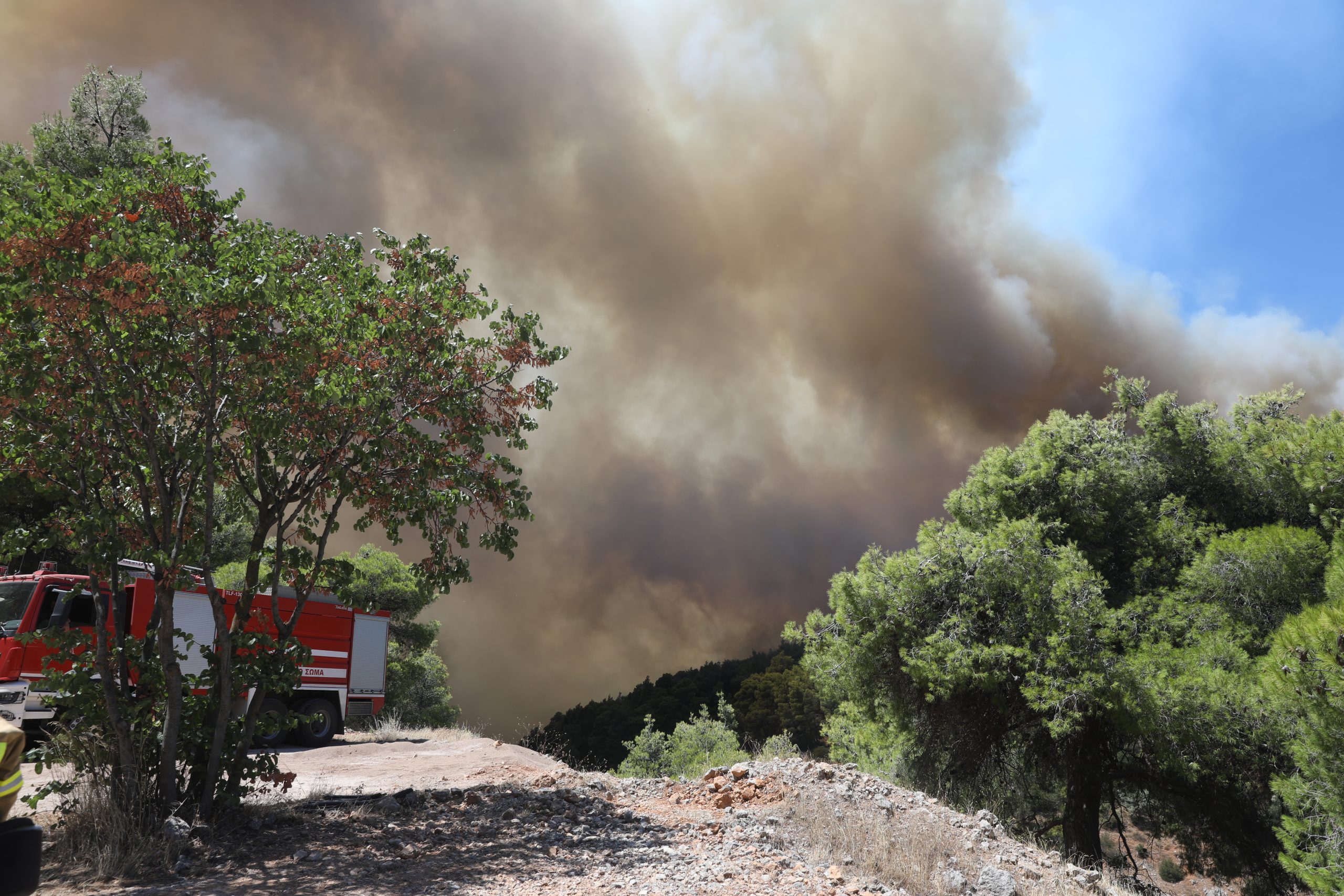Ανεξέλεγκτη η φωτιά στο Πόρτο Γερμενό: Πάνω από 20 σπίτια στις φλόγες, νέο 112 για εκκένωση