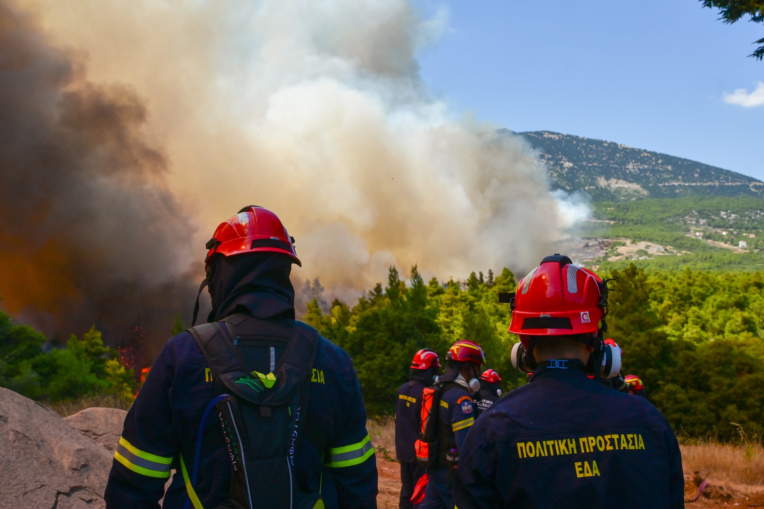 Φωτιά στη Δυτική Αττική: Συνεχής μάχη με τις αναζωπυρώσεις – Στο επίκεντρο το μέτωπο στο Κανδήλι