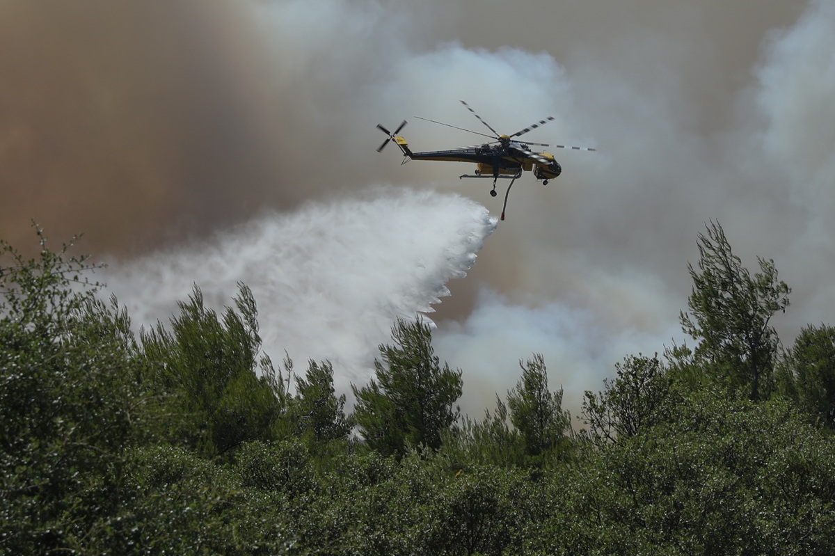 Δυτική Αττική: Πληροφορίες για σύγκρουση δύο πυροσβεστικών ελικοπτέρων στην Ψάθα