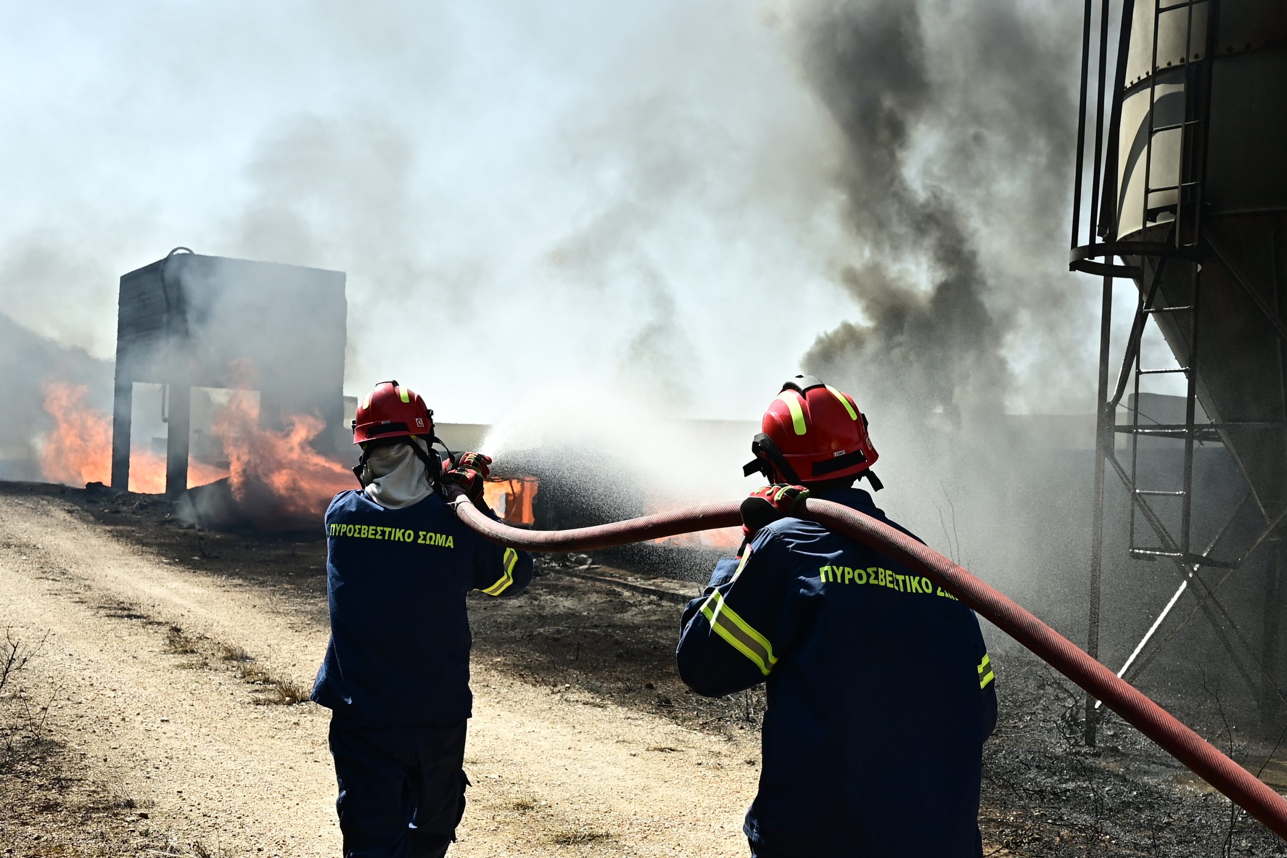 Φωτιά στον Κουβαρά: Βελτιωμένη εικόνα – Κάηκε ολοσχερώς κτηνοτροφική μονάδα