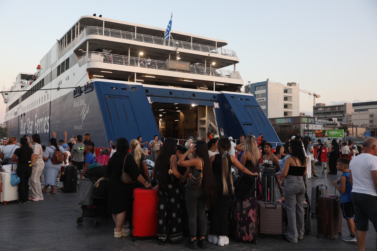 Αμείωτη η έξοδος των αδειούχων του Αυγούστου: Tαξιδιώτες «πλημμύρισαν» τα λιμάνια της Αττικής το Σαββατοκύριακο