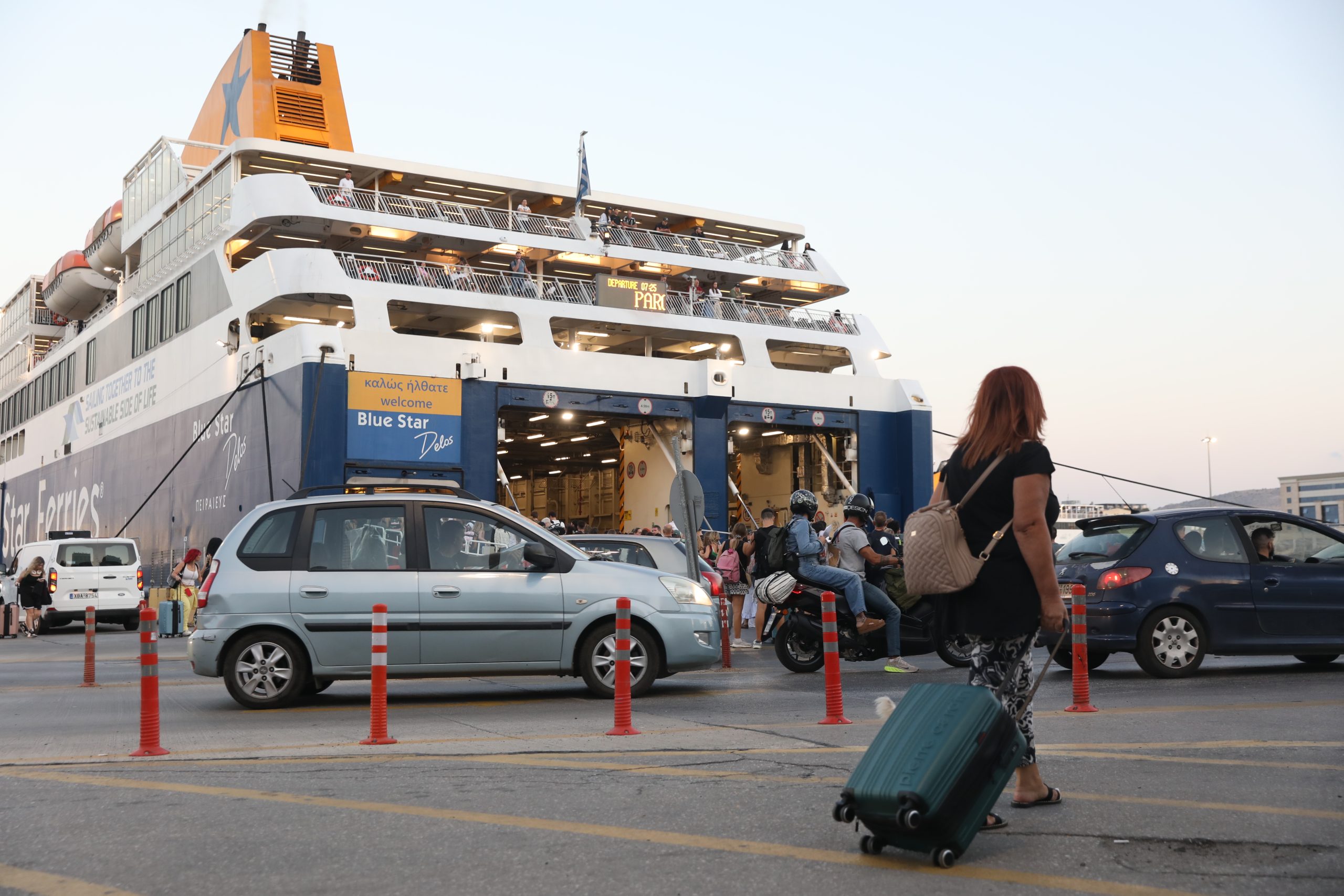Οι ισχυροί άνεμοι φέρνουν ακυρώσεις και αλλαγές δρομολογίων