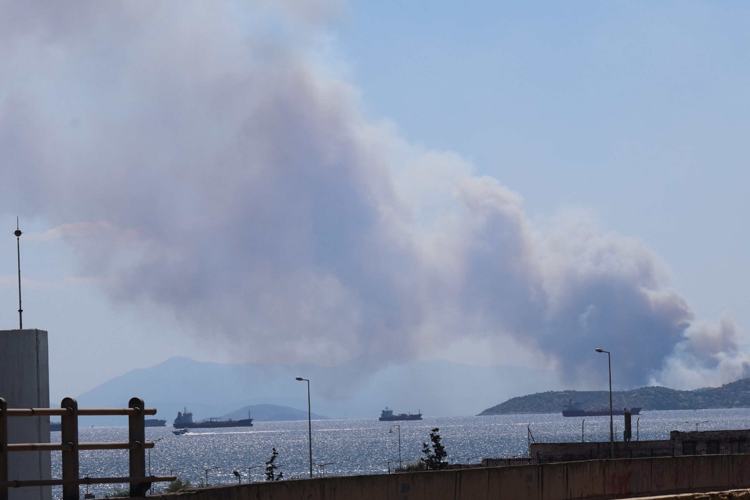 Σε πύρινο κλοιό η Σαλαμίνα: Δύο μέτωπα σε Σελήνια και Περιστέρια – Απανωτά μηνύματα μέσω 112 για εκκενώσεις