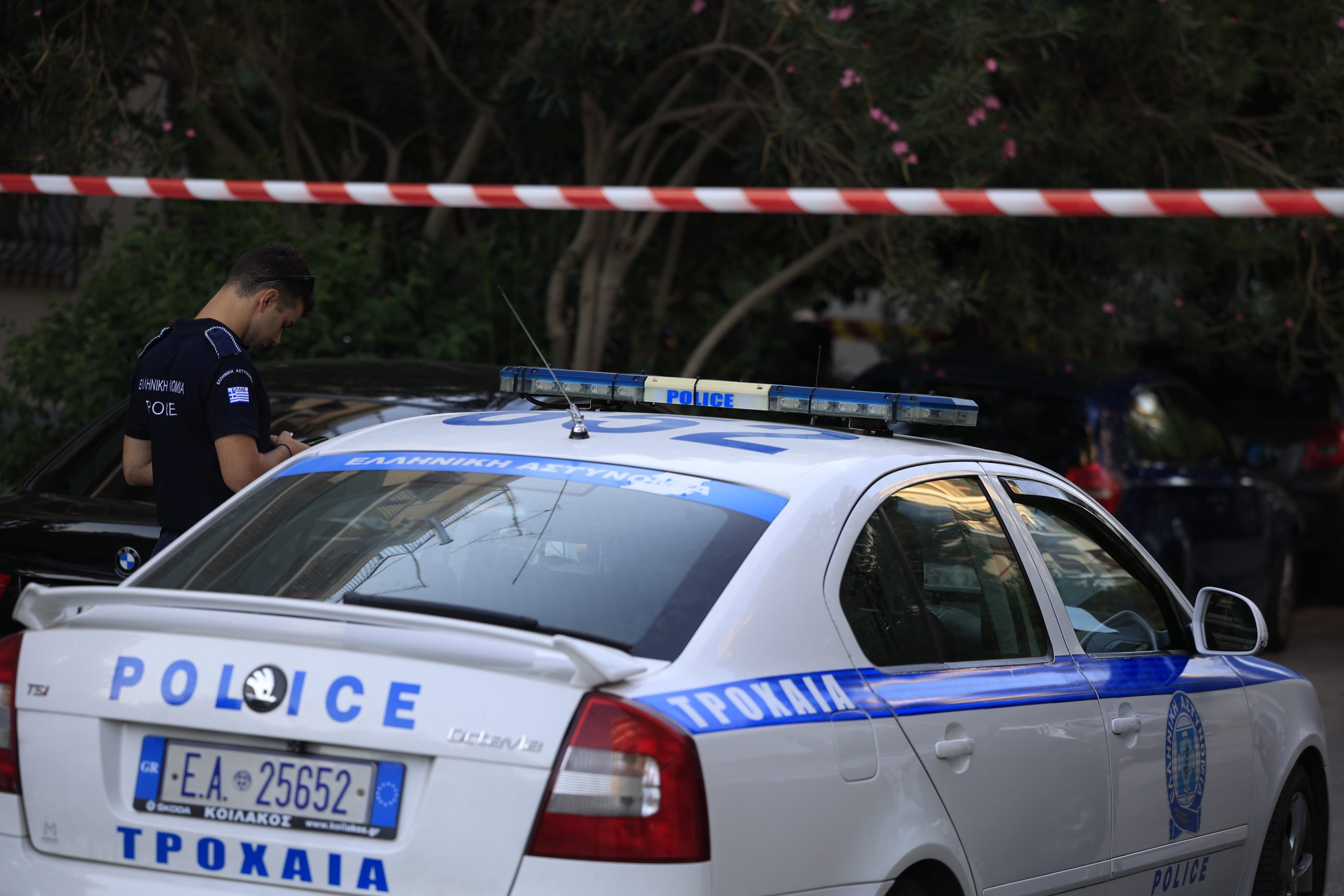 Θρίλερ στη Νέα Σμύρνη: Δύο νεκροί από πυροβολισμούς σε είσοδο πολυκατοικίας