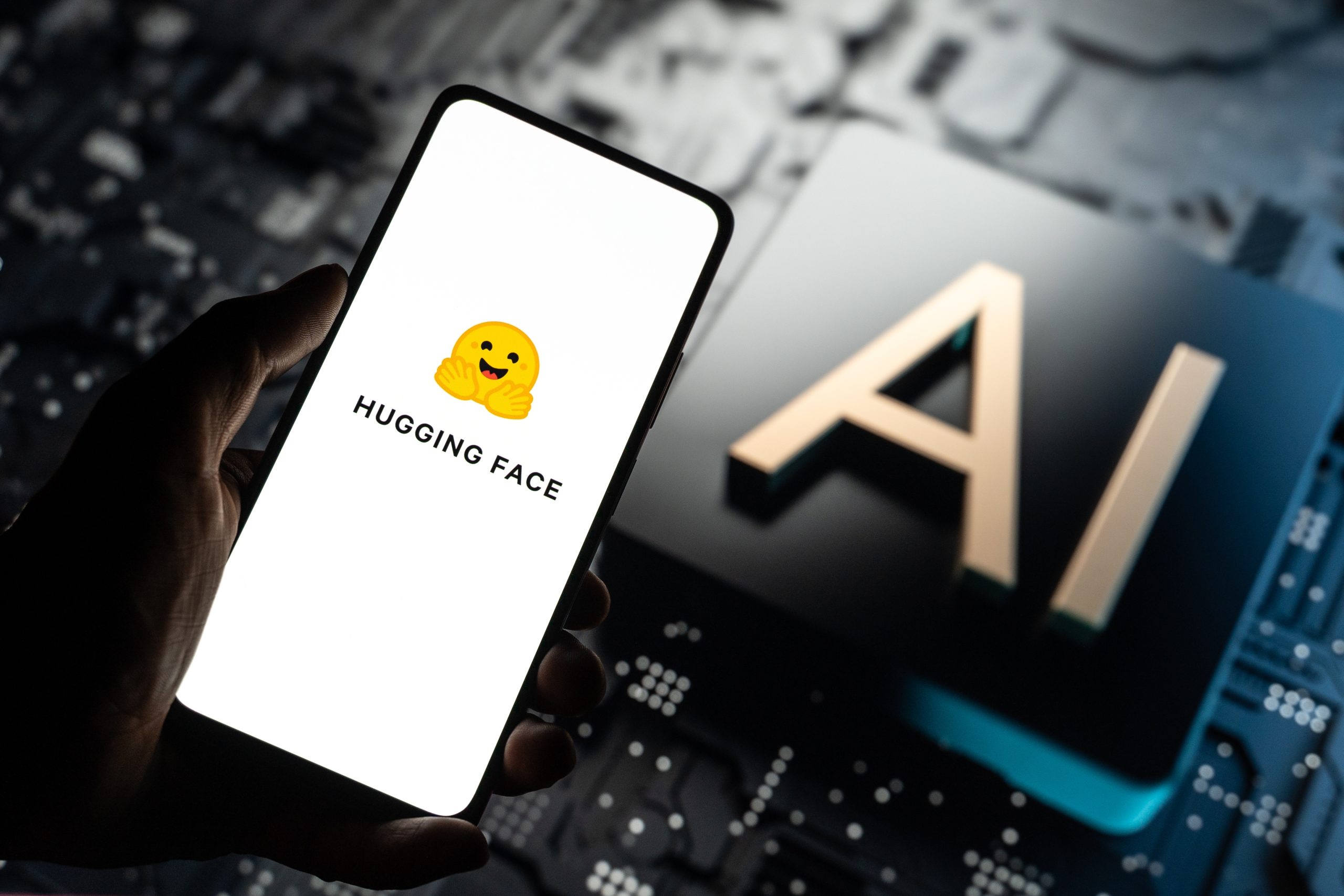 Μετά τα περιστατικά σε OpenAI και Anthropic, η Hugging Face ζητά νέους κανόνες διαφάνειας για την AI