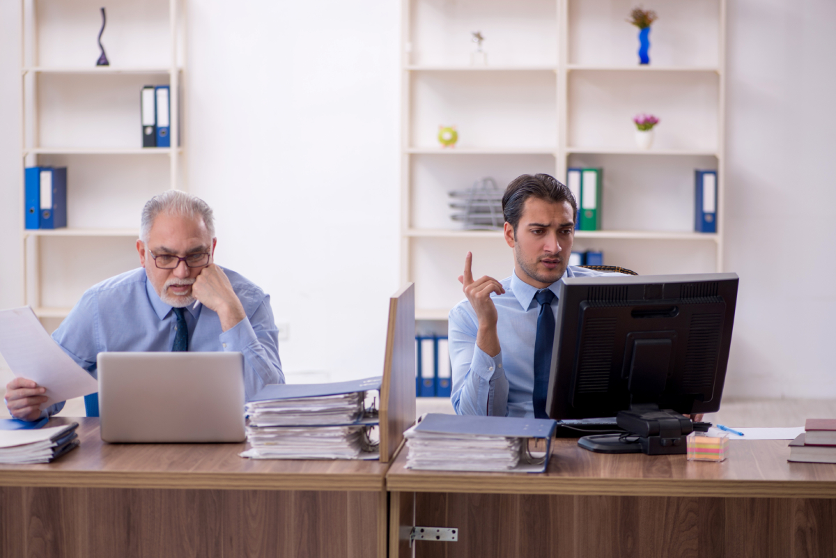 Boomers και Gen Z δεν μιλούν την ίδια «γλώσσα» στη δουλειά – Το χάσμα που κοστίζει στις επιχειρήσεις