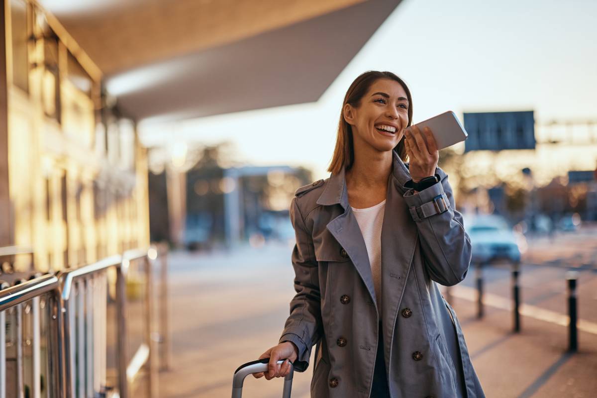 Travel eSIM: Η νέα ταξιδιωτική συνήθεια που απειλεί τα έσοδα των τηλεπικοινωνιακών από το roaming