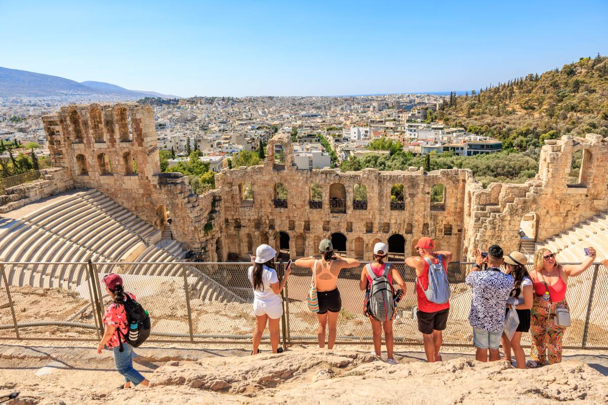 Ποιοι τουρίστες ξοδεύουν περισσότερα στην Ελλάδα — Οι διαφορές πίσω από τα ρεκόρ