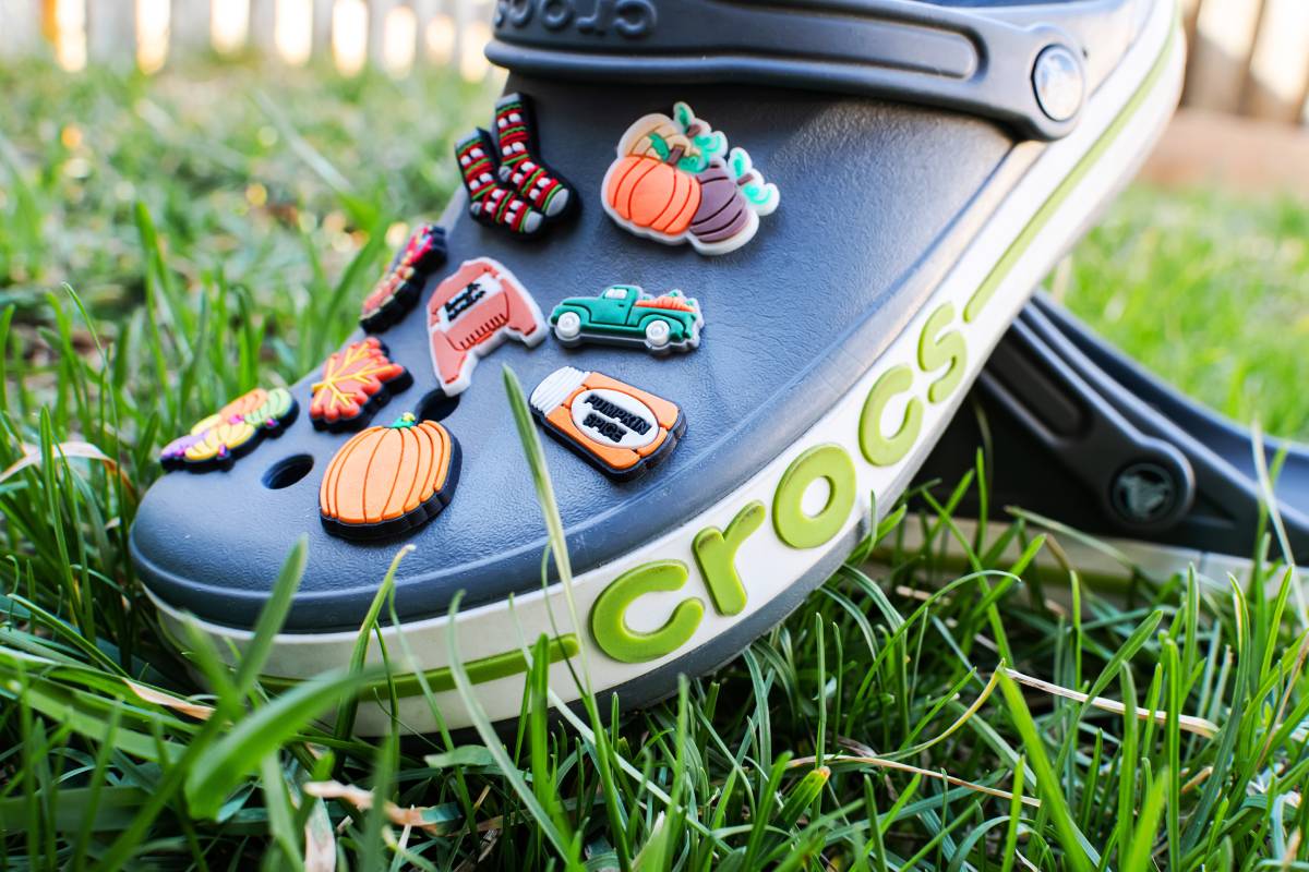 Crocs: Πώς το «όχι» στις εκπτώσεις έφερε πωλήσεις 1 δισ. δολαρίων